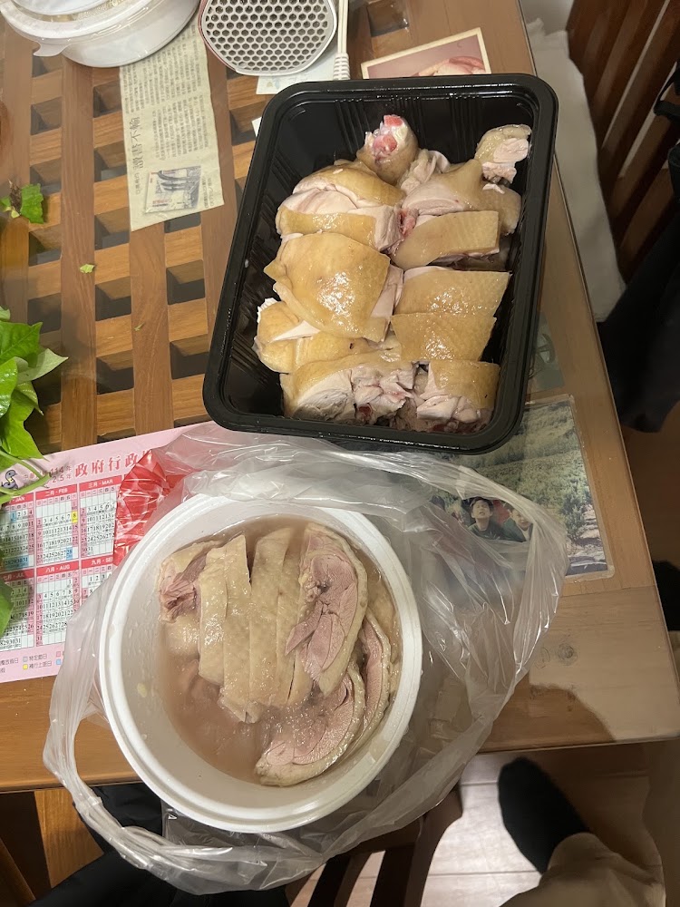 兩盤切好的白斬雞放在桌上