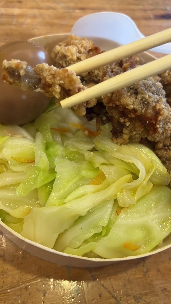 便當有炒高麗菜、滷蛋和酥炸雞排