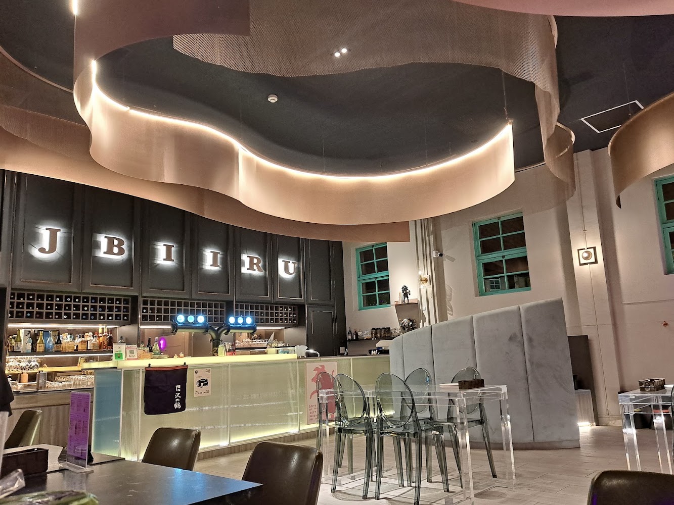 嘉啤酒餐酒館吧台與用餐空間