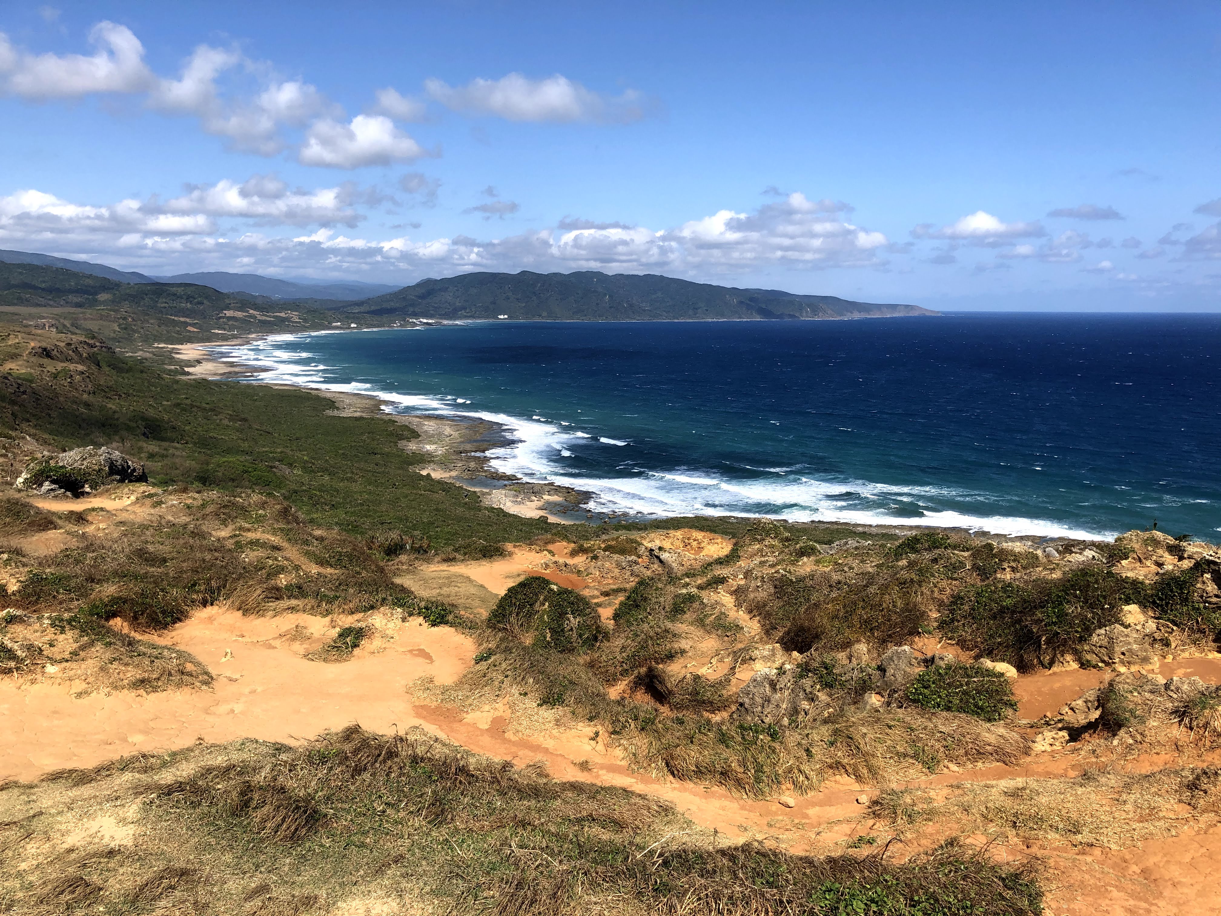 墾丁國家公園黃土草地延伸至山海景觀