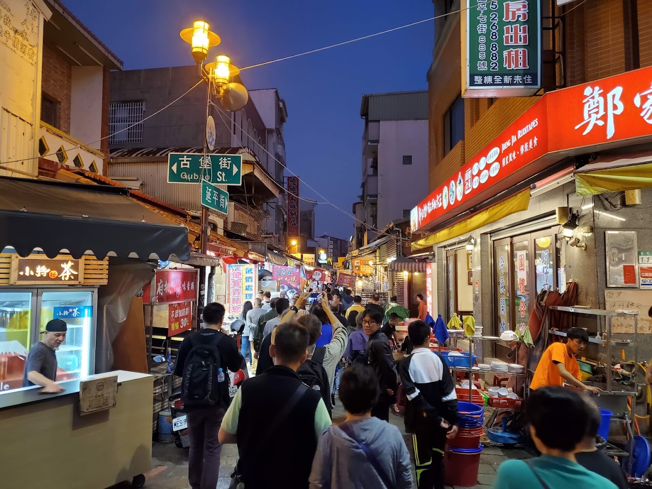 安平老街夜間街景與攤販人潮