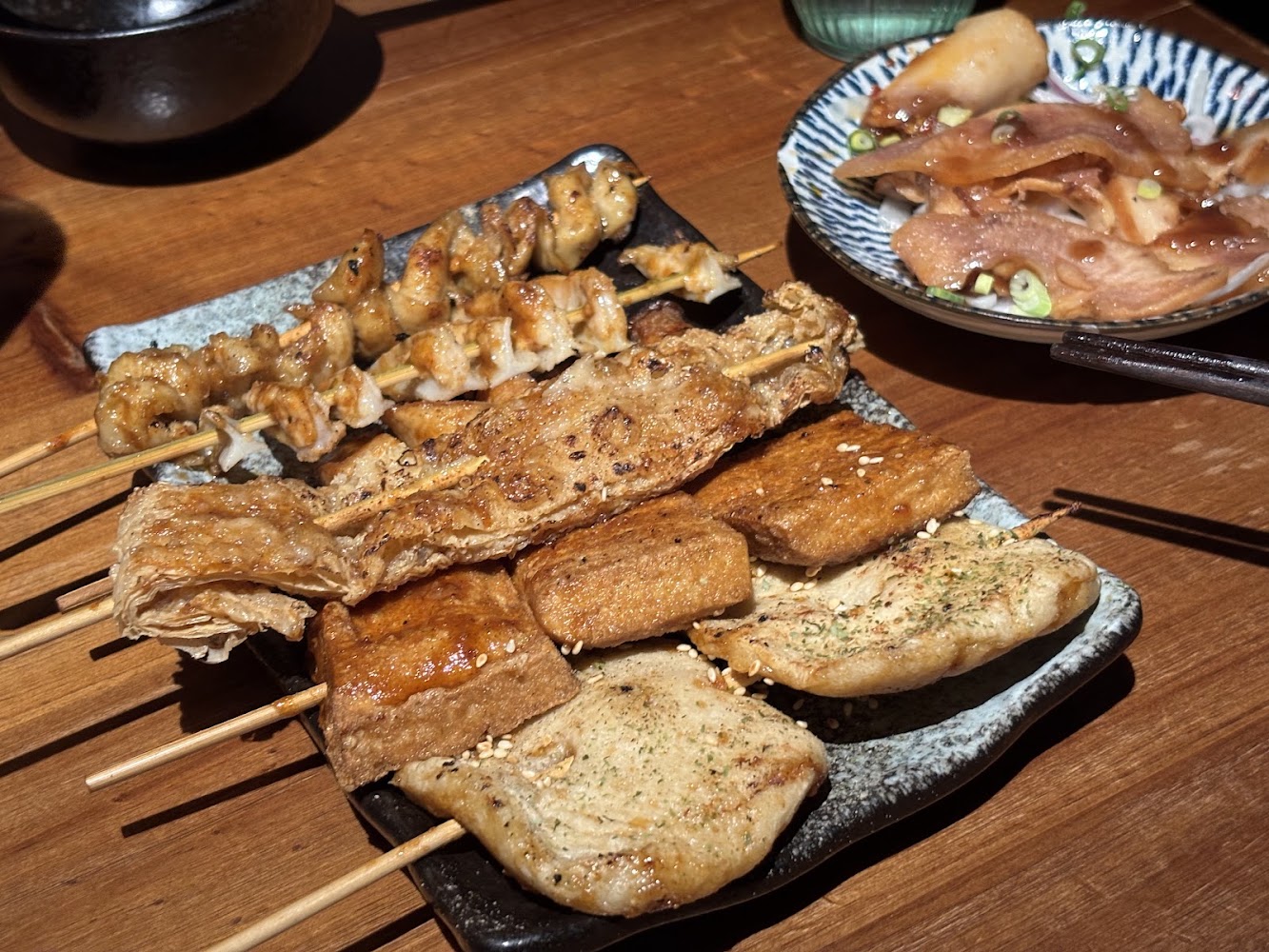 串燒豆皮雞肉與小菜