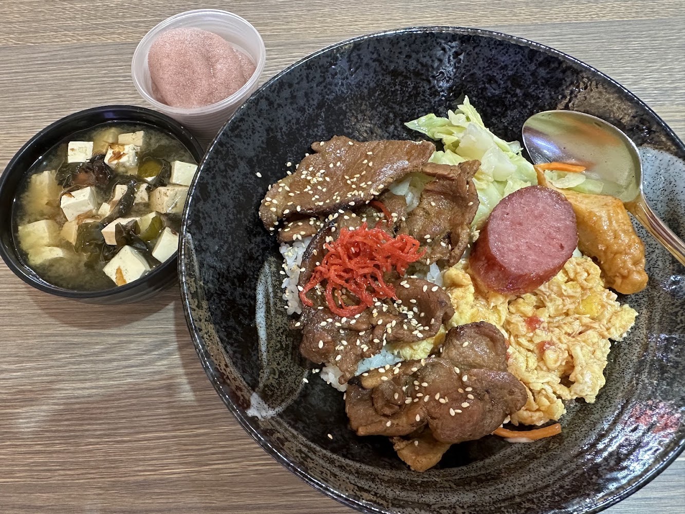 傳奇烤肉飯主食套餐與湯飲