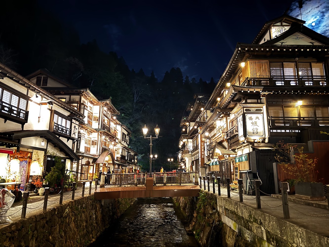 夜晚點燈後的銀山溫泉街與河道