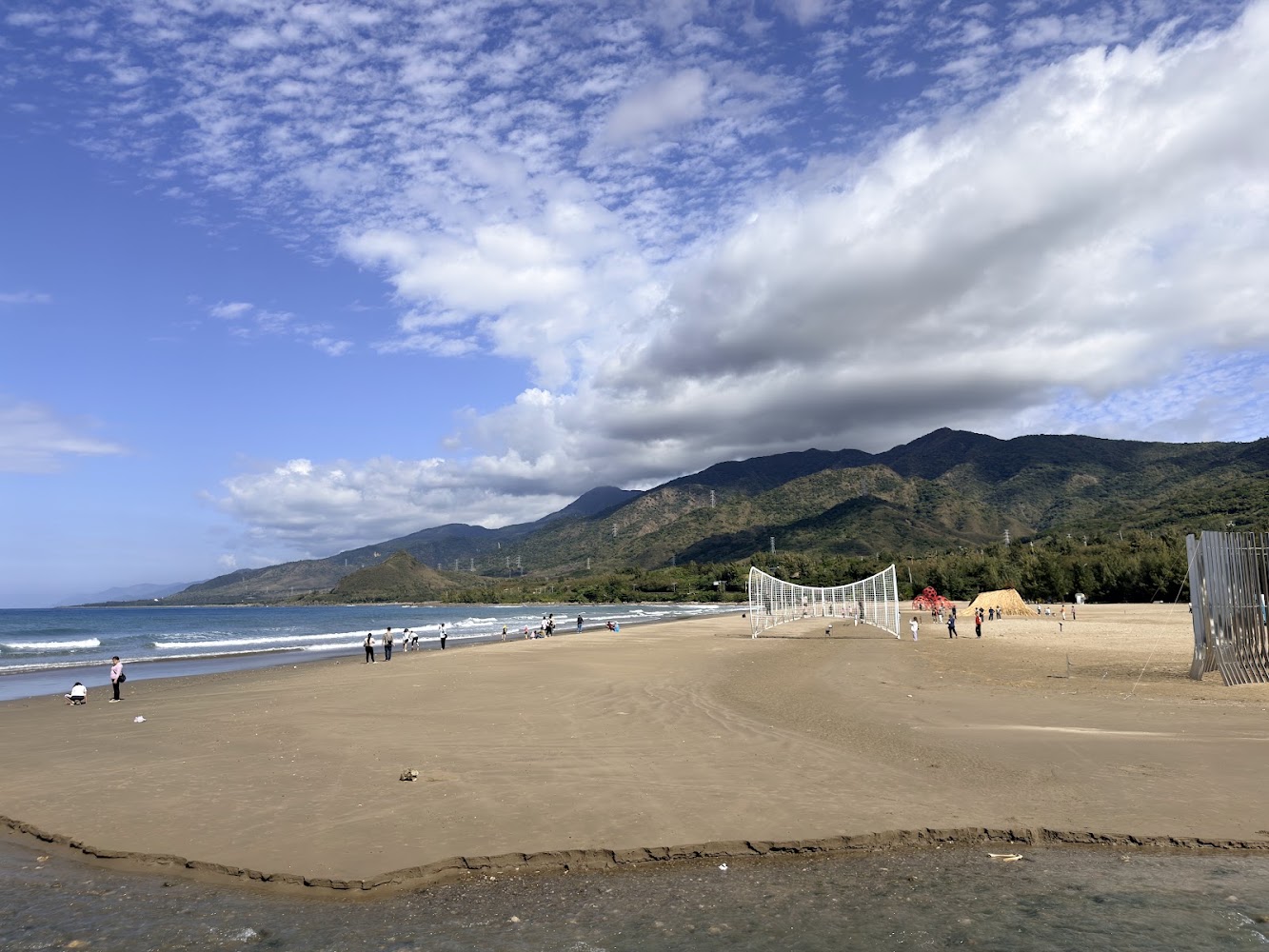 海口沙灘公園的沙灘與裝置藝術景色