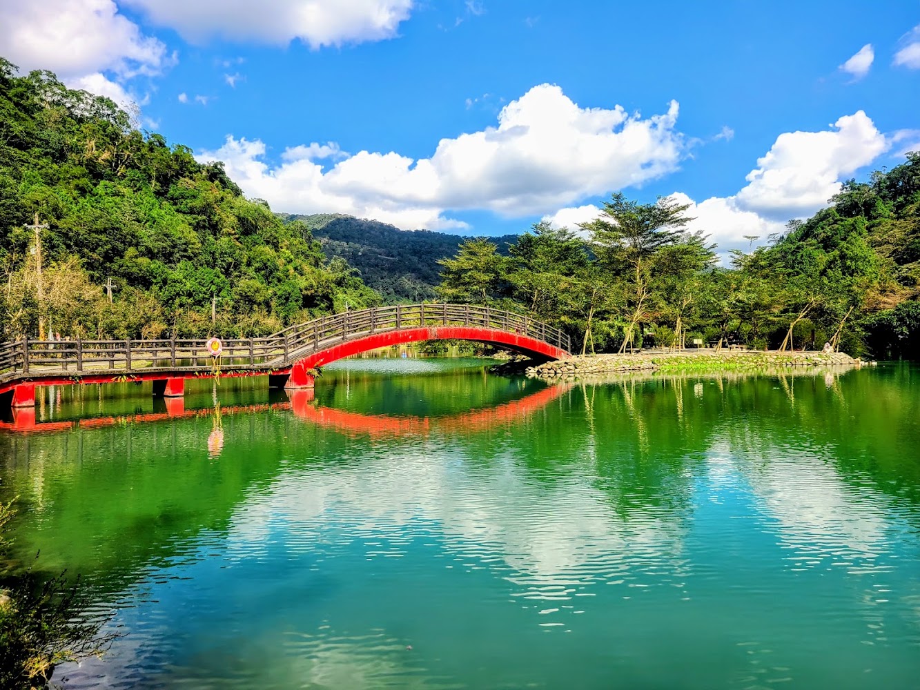 望龍埤紅色拱橋與湖景倒影