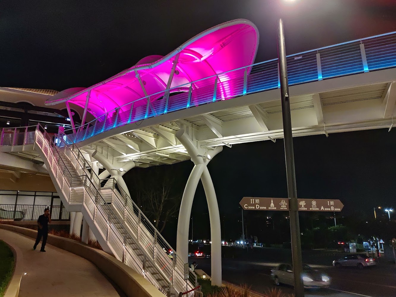 麗寶樂園渡假區夜間天橋燈光景觀