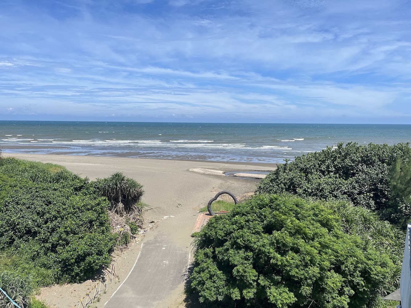 新屋石滬故事館旁的海邊景觀