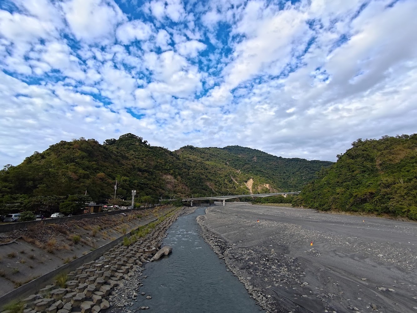 茂林山谷河道與遠方橋梁景觀