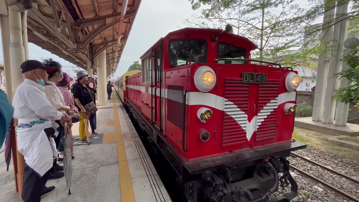 嘉義車站月台上的紅色阿里山林鐵列車與等待旅客