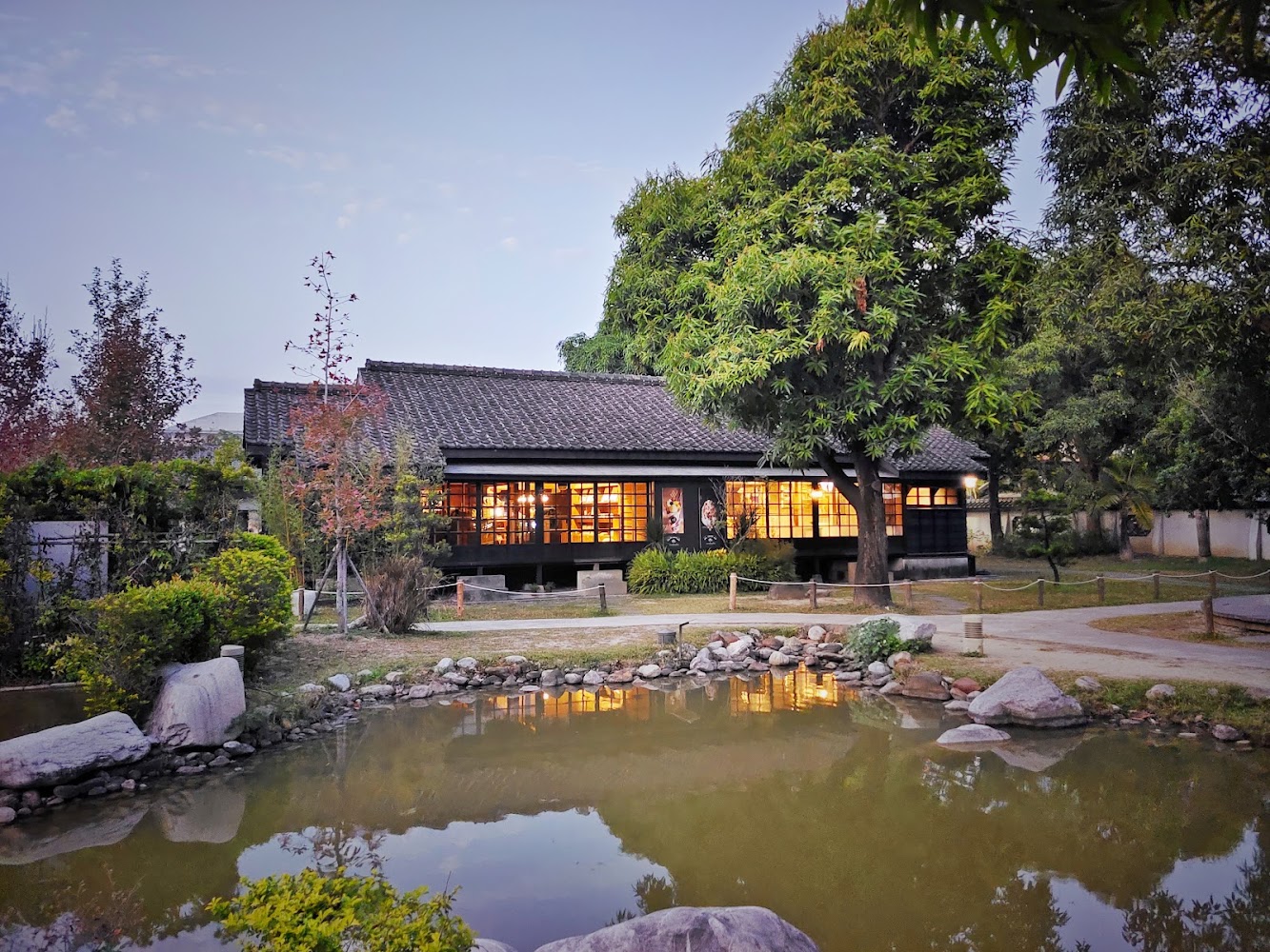 檜意森活村日式木屋與池塘夜景