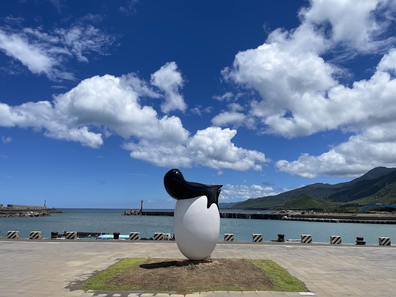 看海美術館旁的戶外裝置藝術與海景