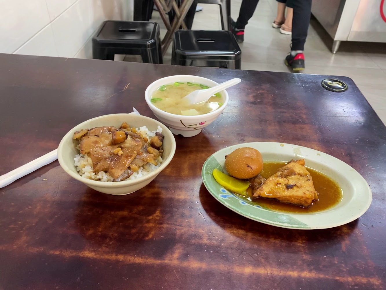阿霞燒肉飯搭配滷肉飯與小菜