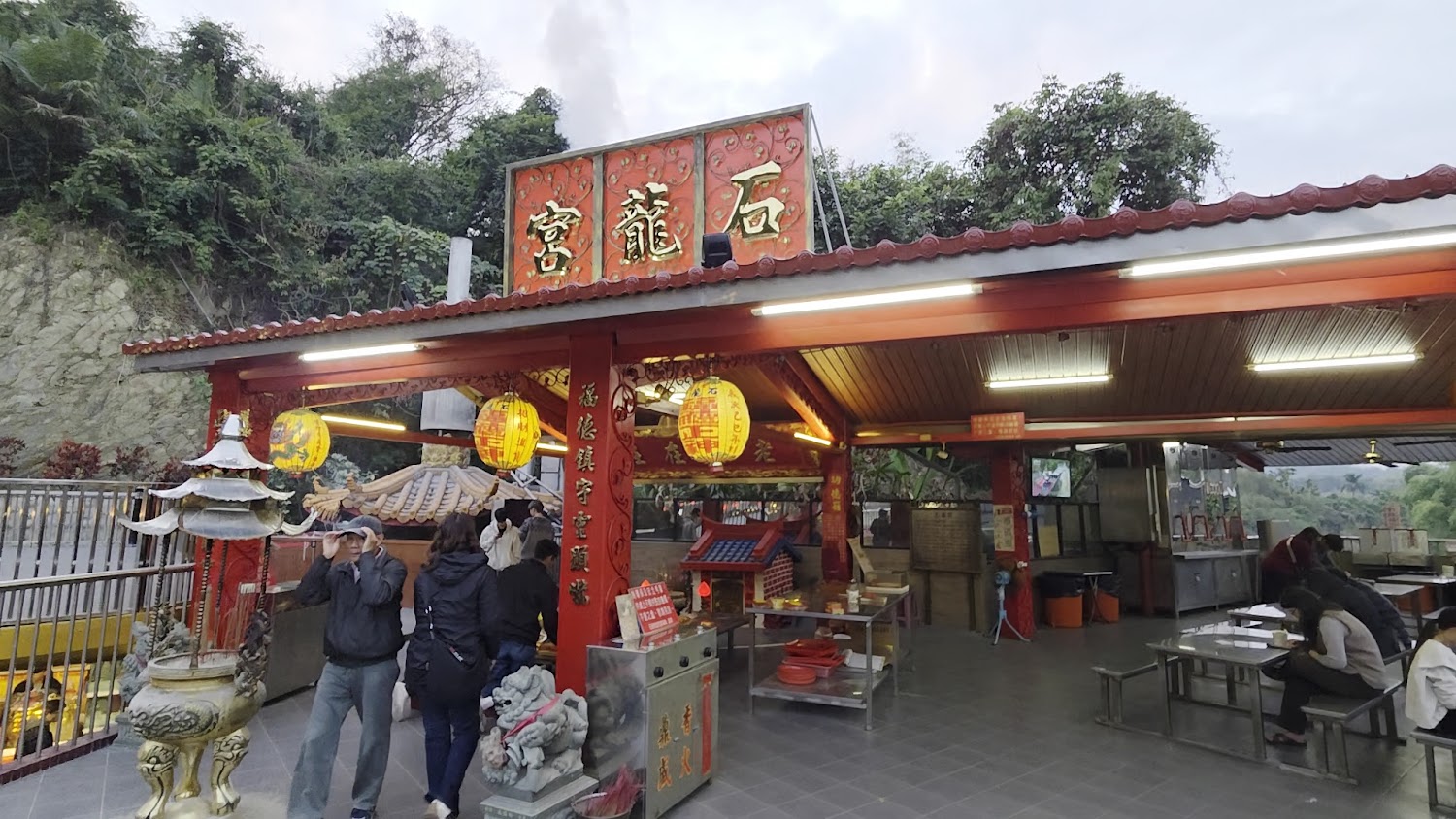 石龍宮正殿與周邊座椅區