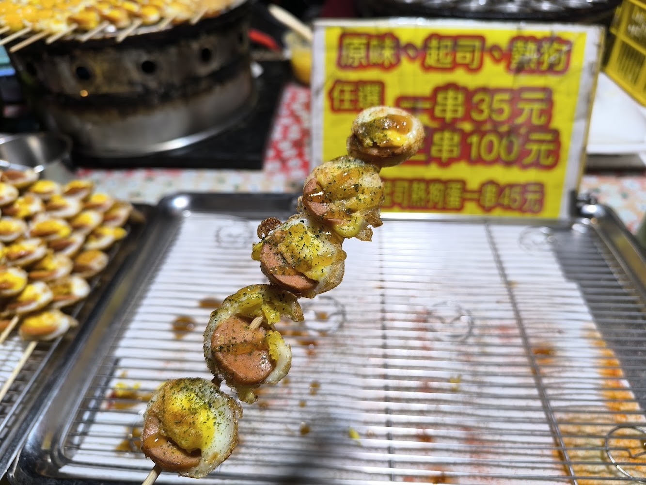 花園夜市鹹蛋黃熱狗串美食特寫