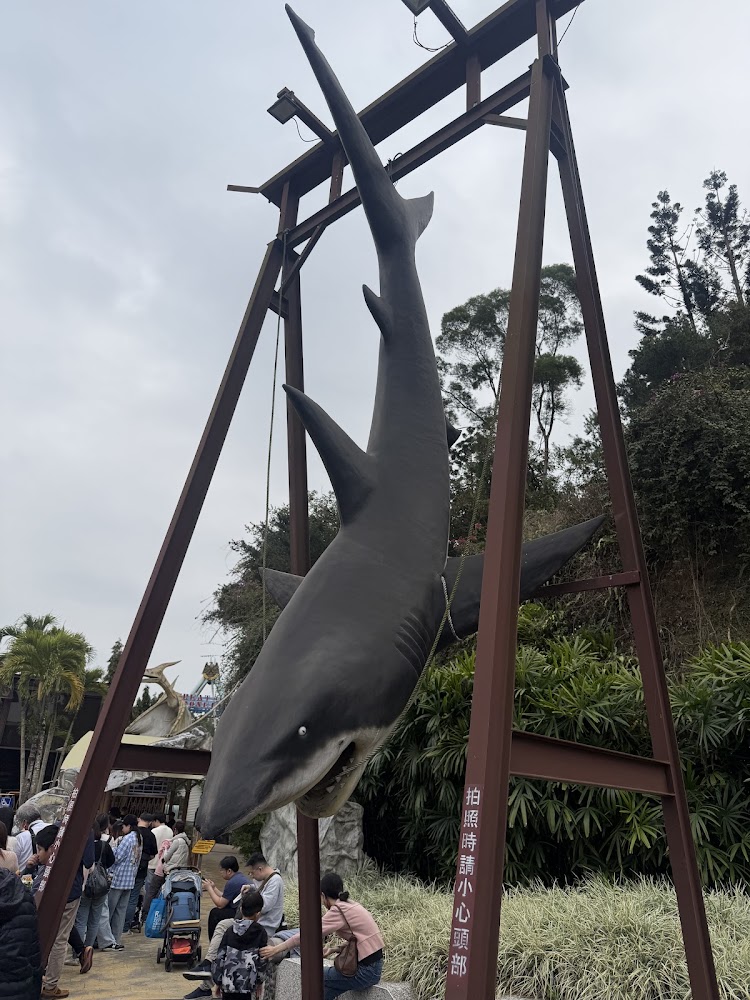 劍湖山世界大型鯊魚模型與遊客拍照