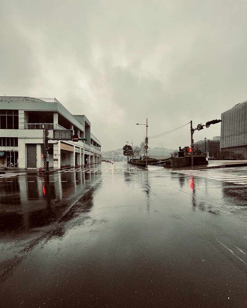 基隆雨後街道與倒影