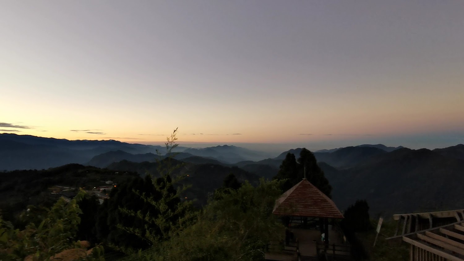 群山與木造涼亭景色