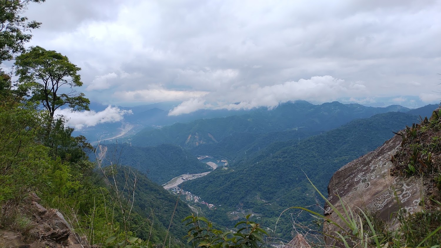 東卯山俯瞰山谷與雲霧景觀