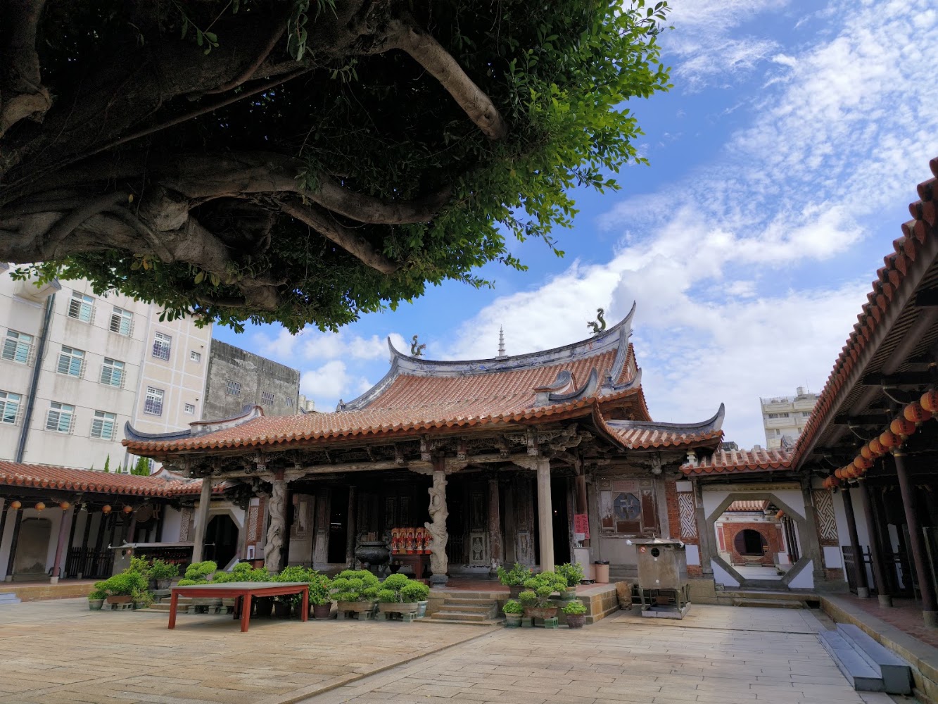 鹿港龍山寺庭院與廟宇外觀