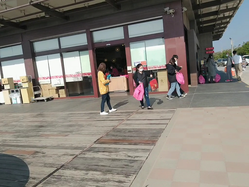 垂坤食品旗艦店外觀與出入人潮