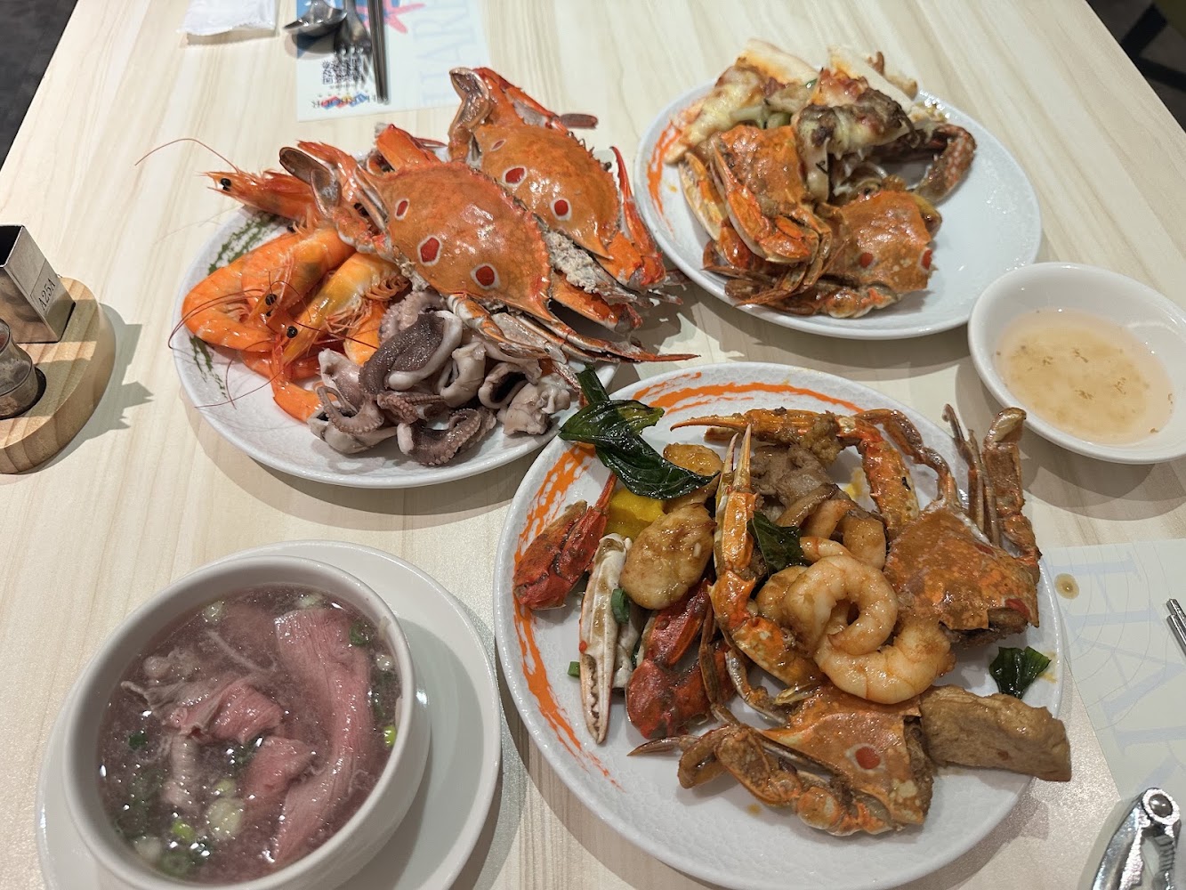 漢來海港台中廣三SOGO店海鮮與牛肉湯等多樣餐點組合