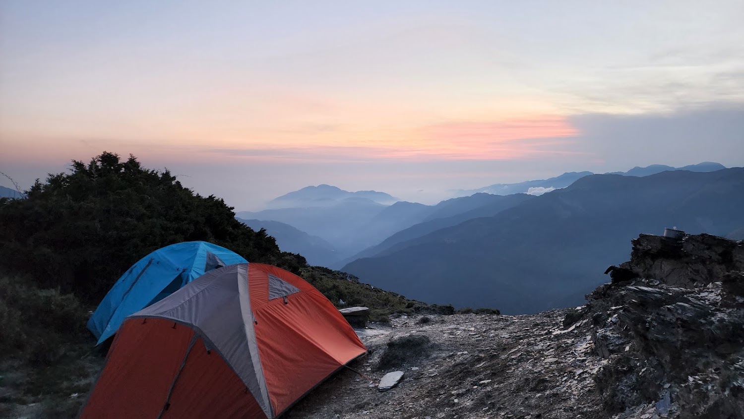 山坡帳篷與晚霞山景