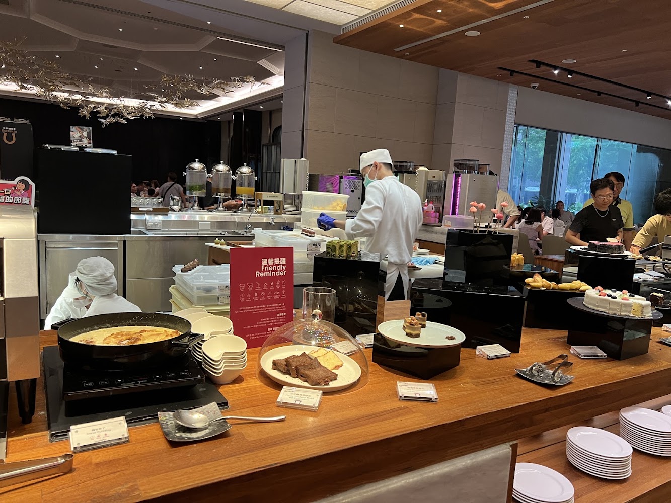甜點區與廚師現場料理畫面