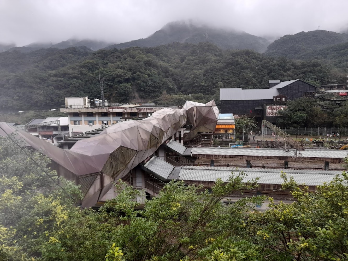 基隆山林間小鎮與鐵道景觀