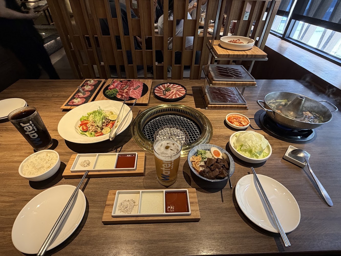 公益店套餐擺滿一桌，包含燒肉、湯品、沙拉、白飯與飲料。