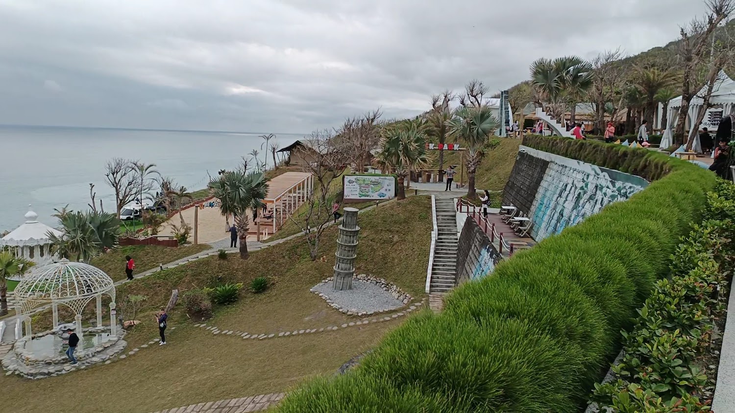 台東海邊景觀園區草地與仿比薩斜塔裝置藝術