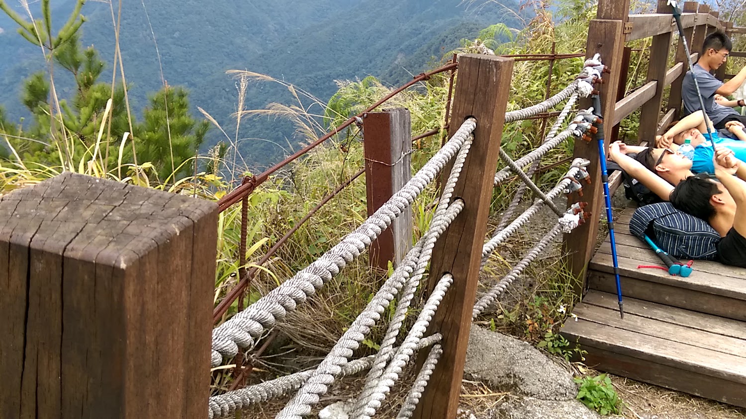 東卯山山區木棧道與休息登山客