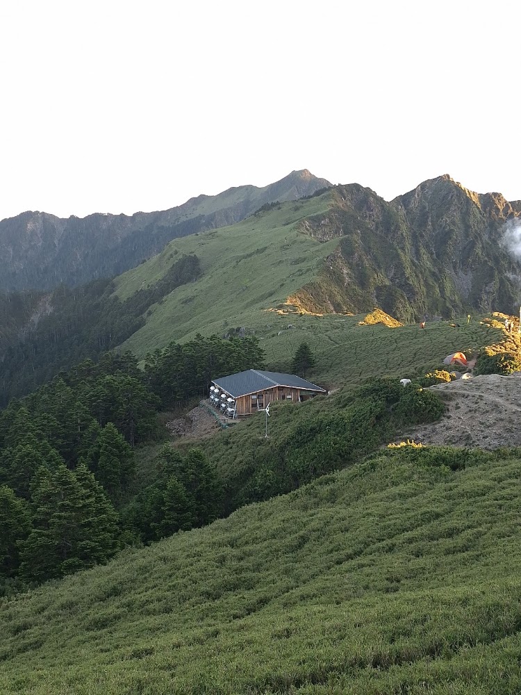 山坡上的奇萊山屋與帳篷區