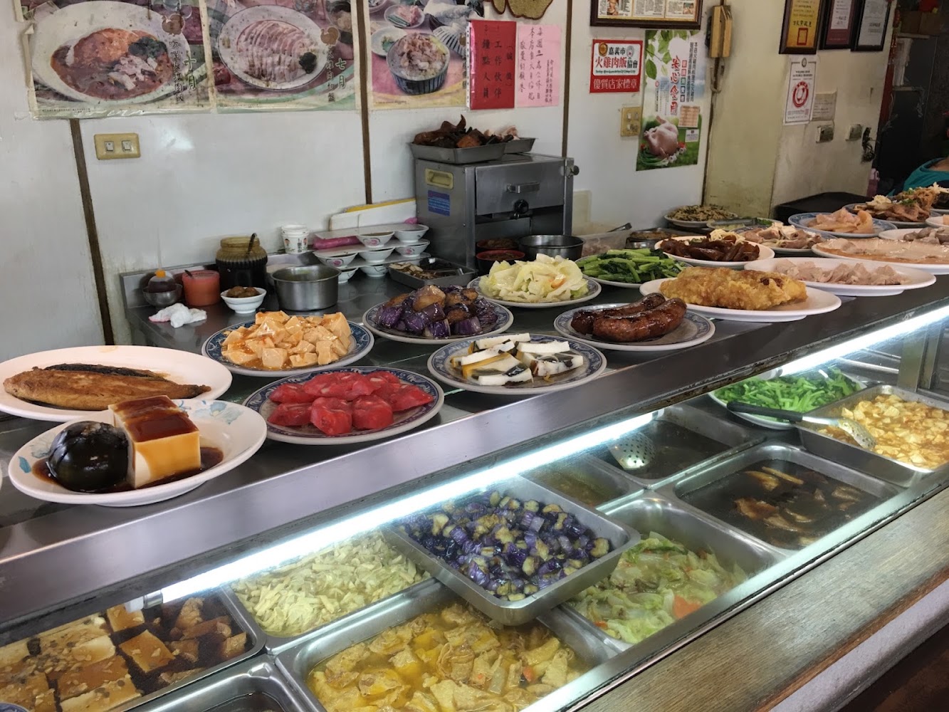 嘉義車頭火雞肉飯內部熟食與小菜檯面