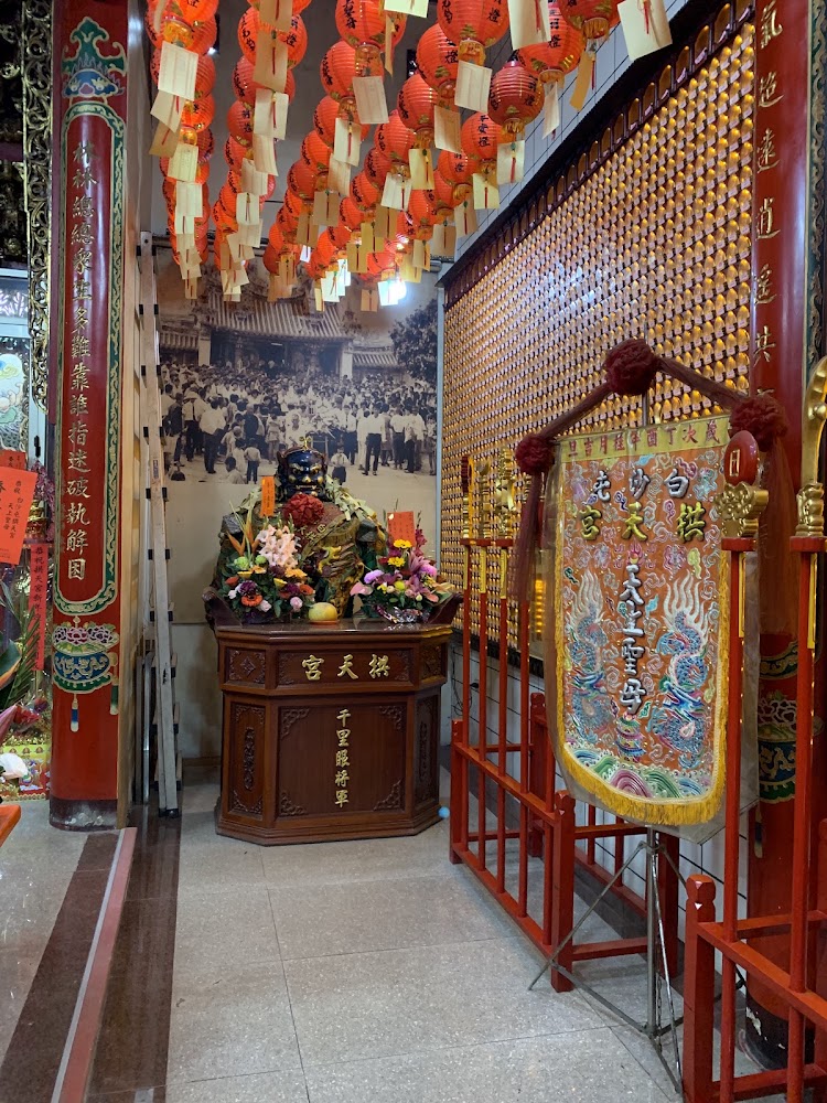 白沙屯拱天宮內部祭壇與紅燈籠