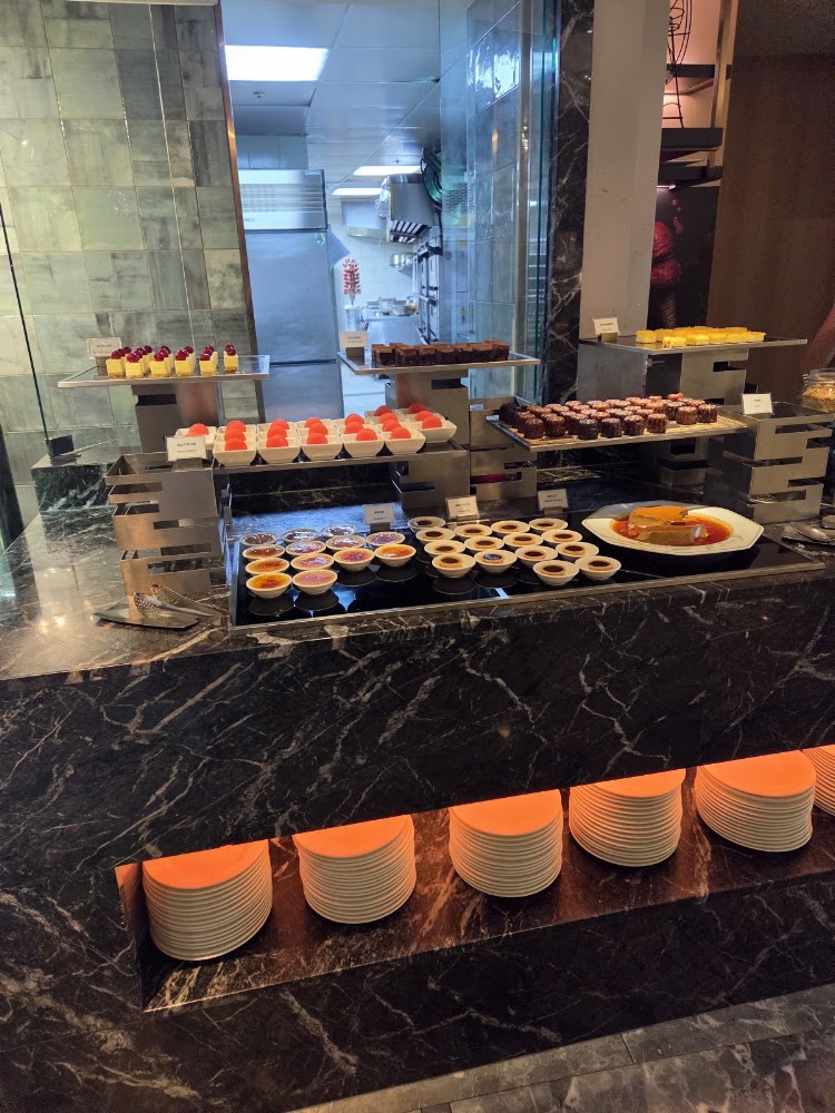 茹曦酒店 SUNNY BUFFET 自助餐甜點檯，布丁蛋糕小塔設計精緻