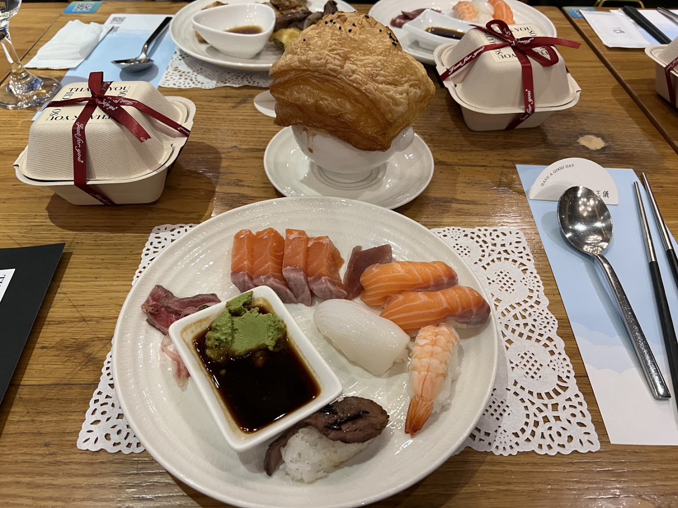 饗食天堂台北信義店壽司與生魚片拼盤