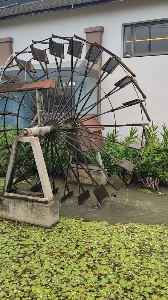 大型水車與水池景觀