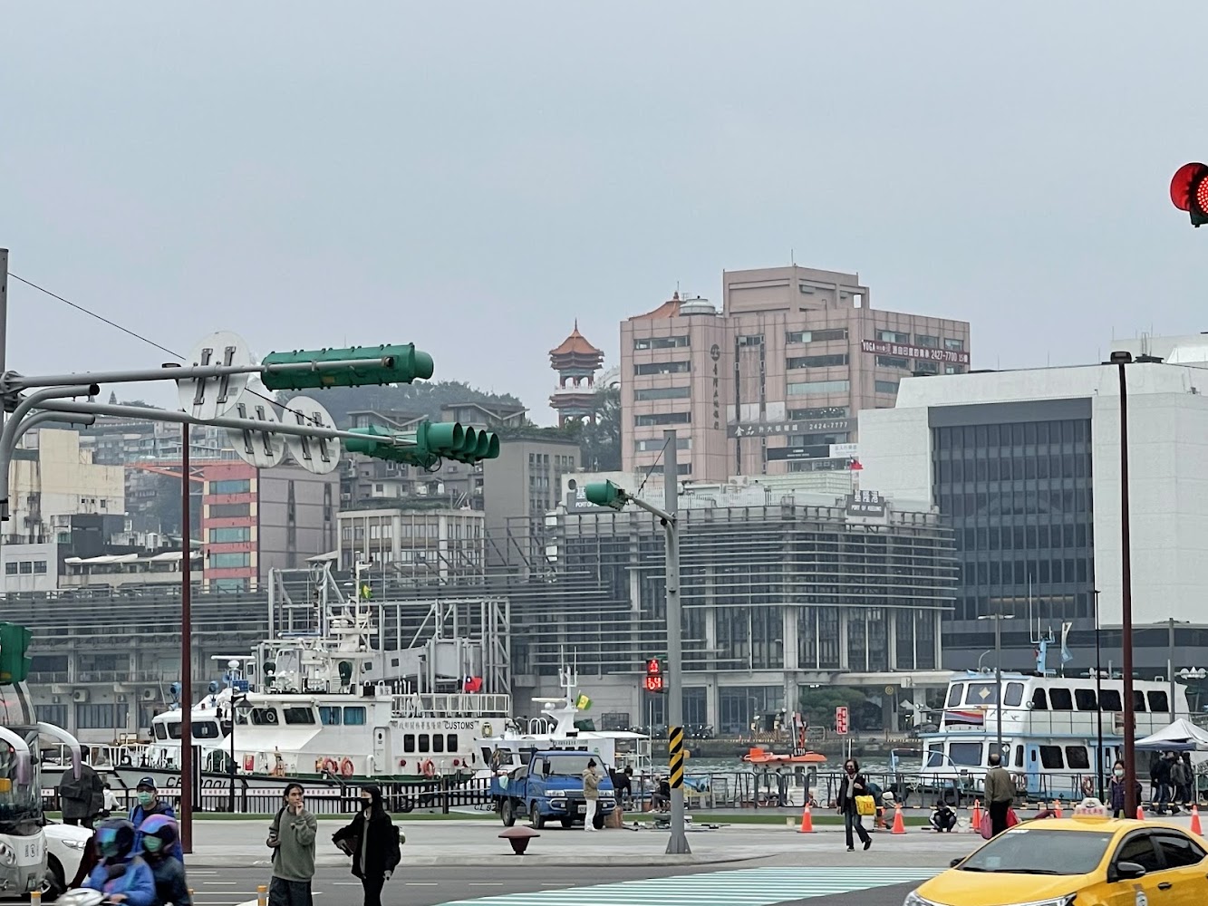 基隆港口街景與船隻