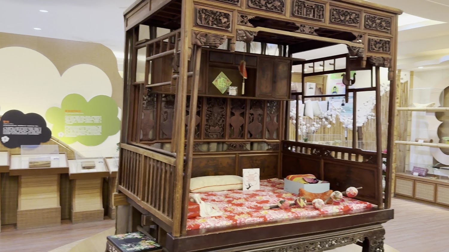 館內展示傳統中式雕花古床