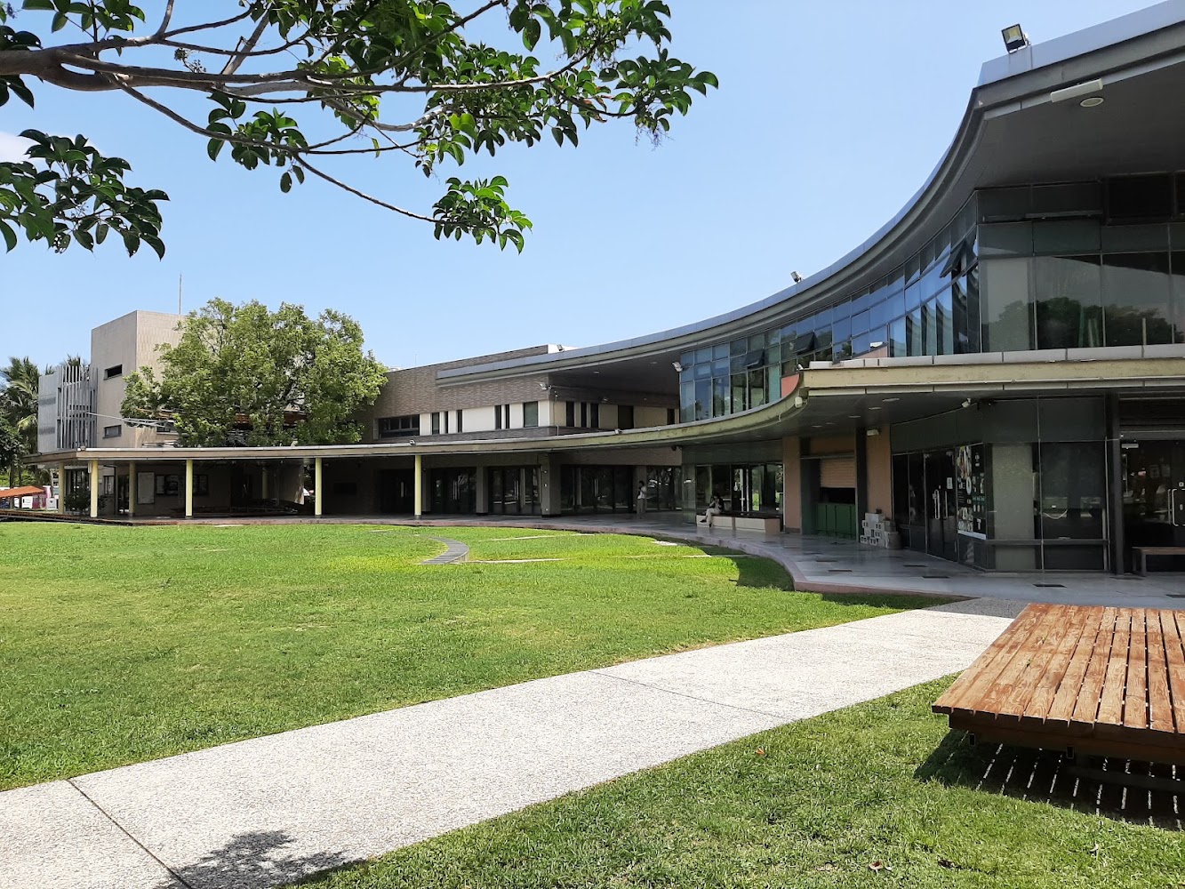 臺東美術館大片草地與建築景觀