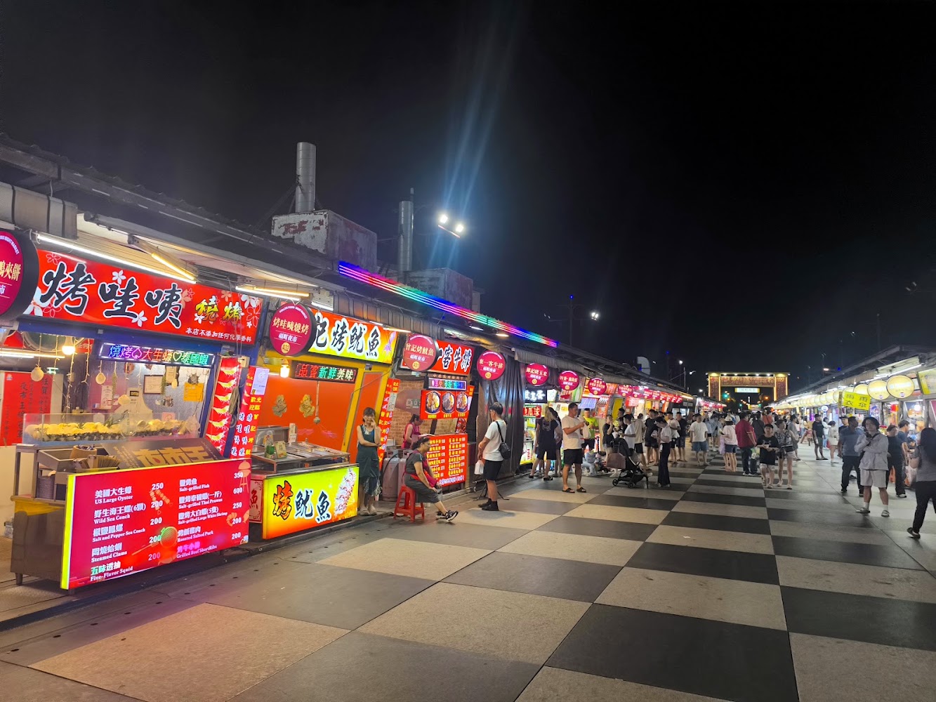 花蓮東大門夜市熱鬧場景，招牌明亮、人潮眾多