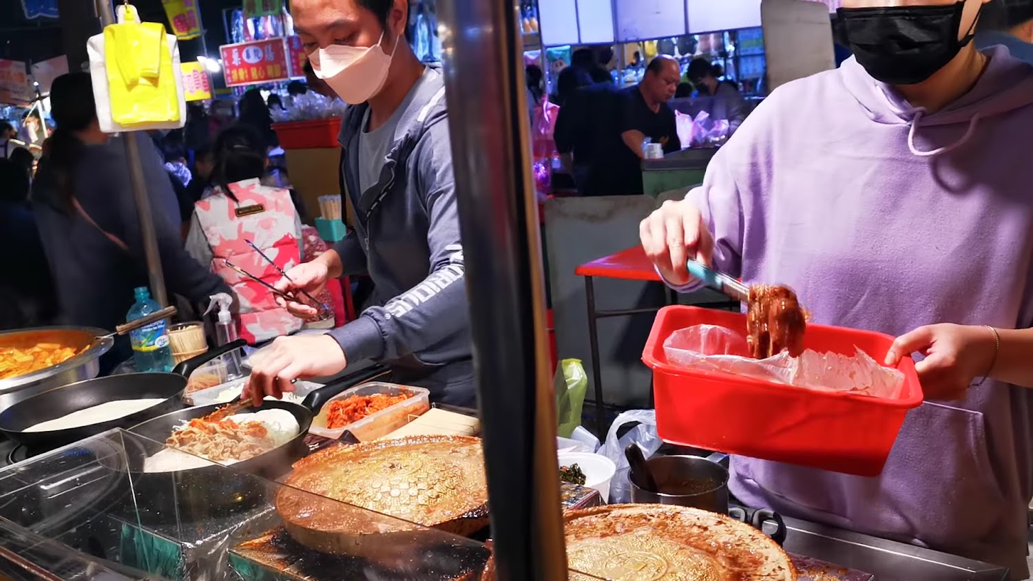 武聖夜市美食攤位現場製作中,充滿煙火氣息