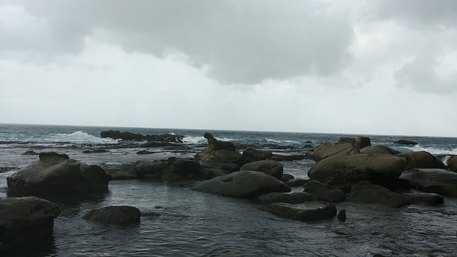 基隆海岸礁岩與陰天海景
