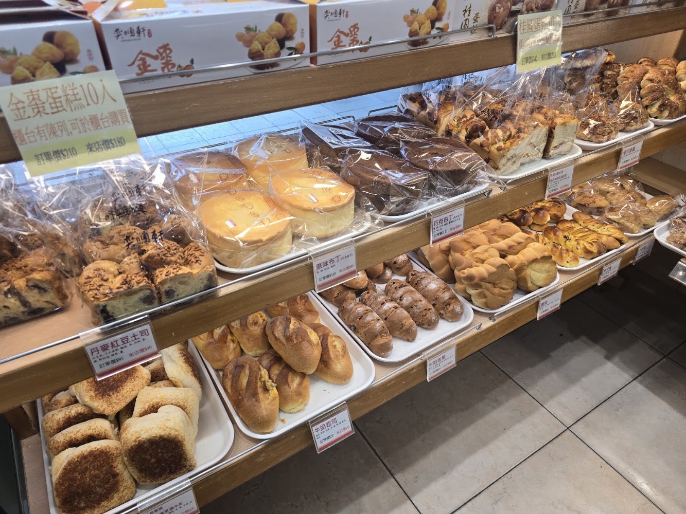 奕順軒宜蘭店各式麵包糕點陳列