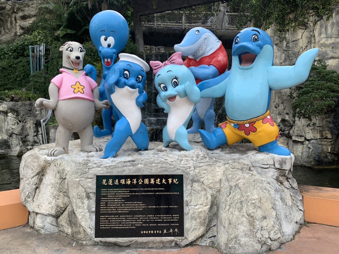 可愛海洋動物卡通雕像