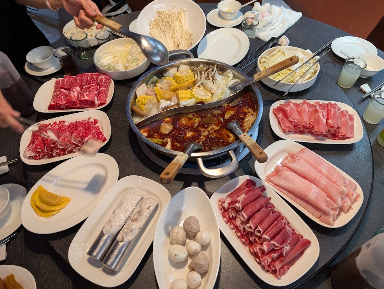 夫妻肺片麻辣鍋滿桌火鍋食材