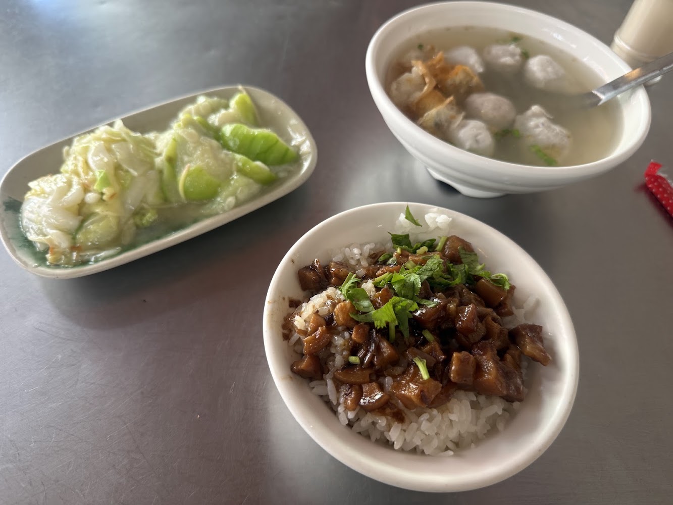 福泰飯桌滷肉飯青菜與丸湯