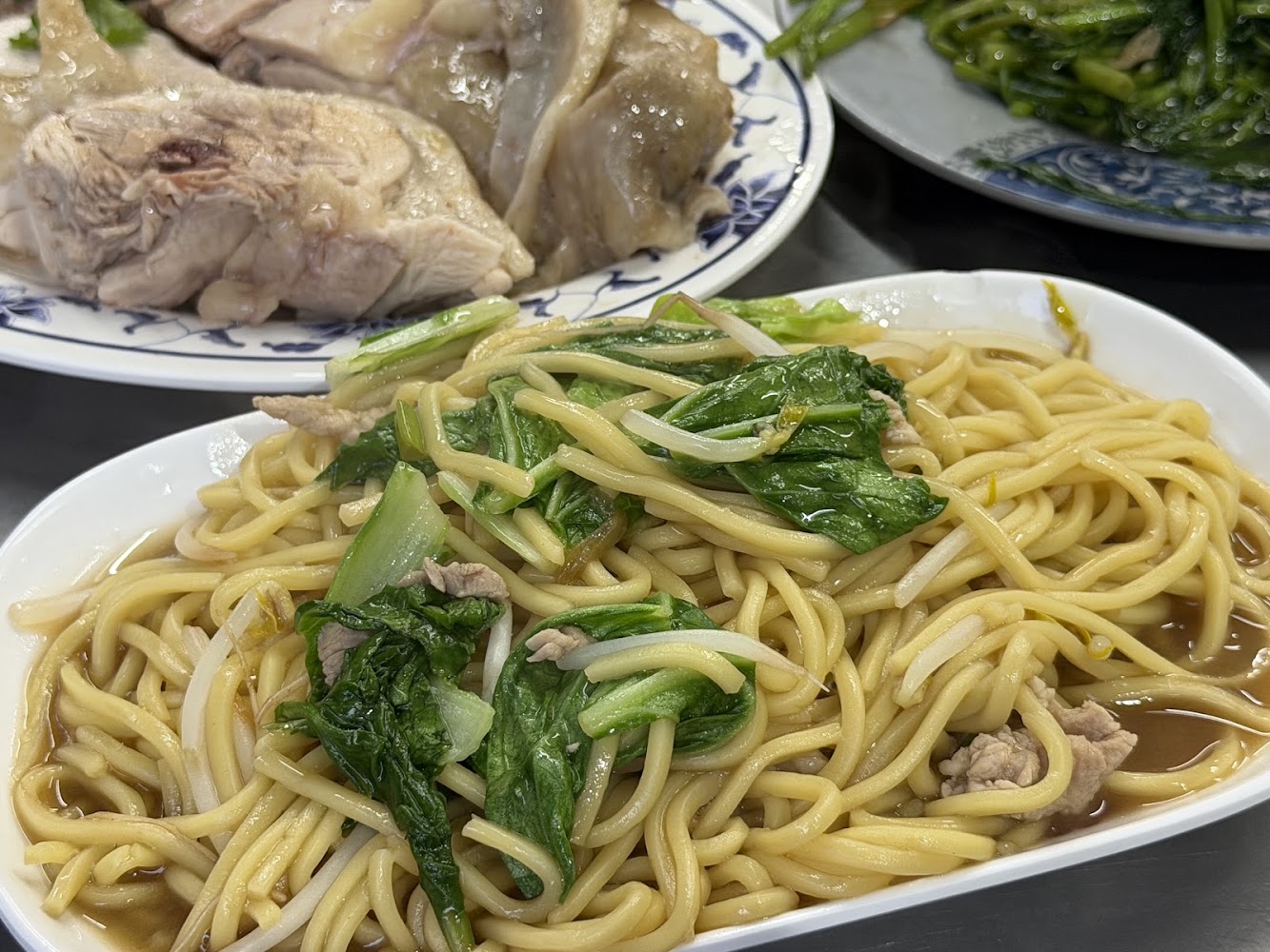 炒麵與白斬雞等家常菜