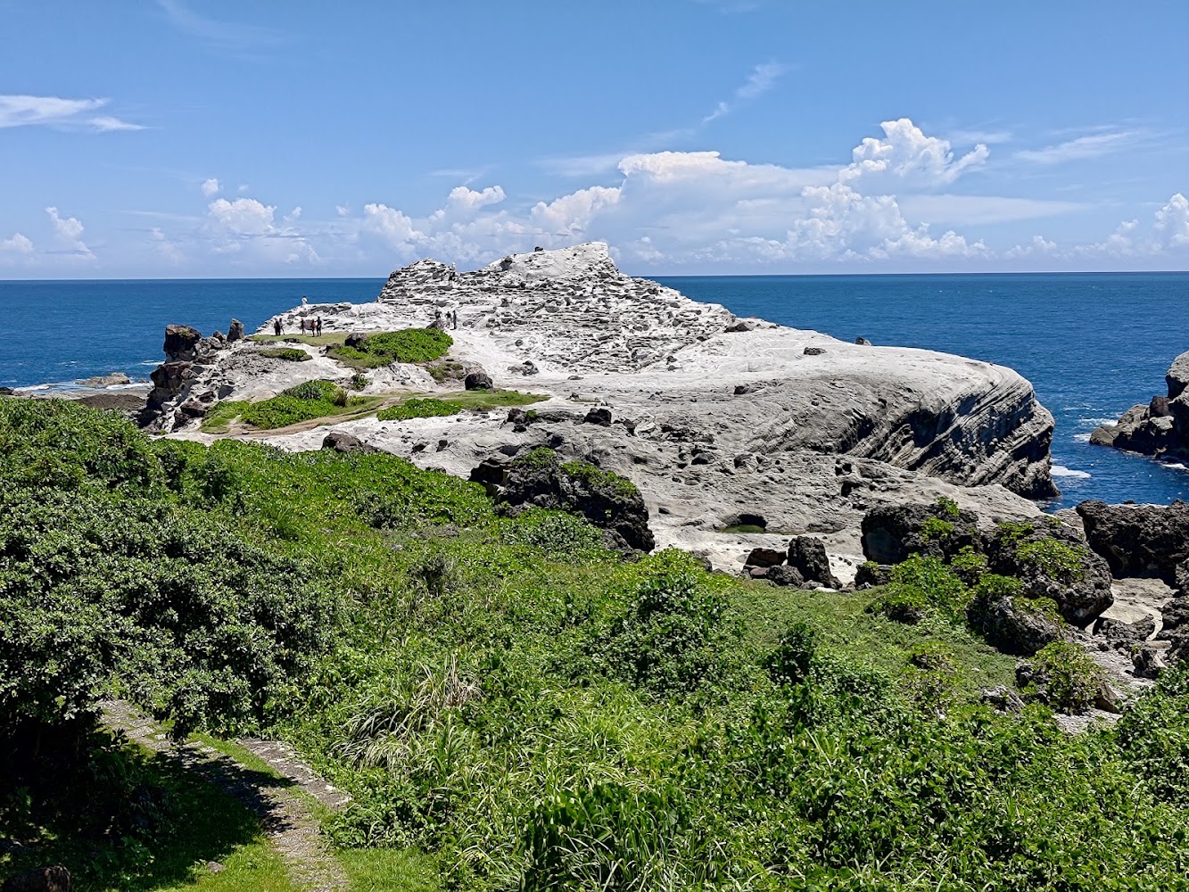 石梯坪白色岩石地形與海景